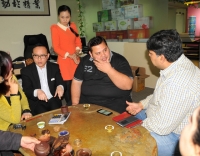 外國(guó)來(lái)賓再次到訪友情漆